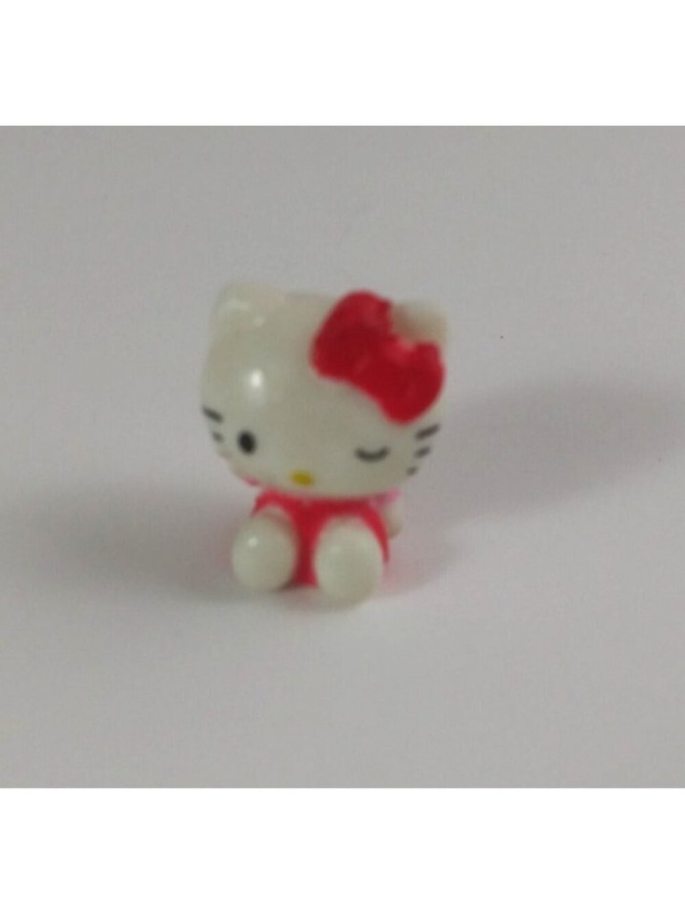 Blip Toys Squinkies Series 5 Sanrio Hello Kitty Red Dress & Bow Sitting
